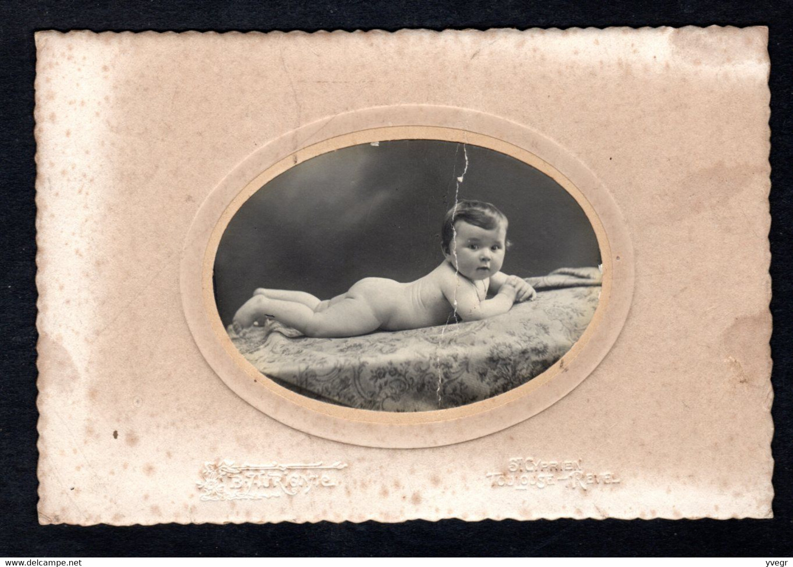 Photo D'un Bébé à Plat Ventre - B. Aurignae - St-Cyprien, Toulouse-Revel - Carton 10,5 X 16 Cm - Genealogy