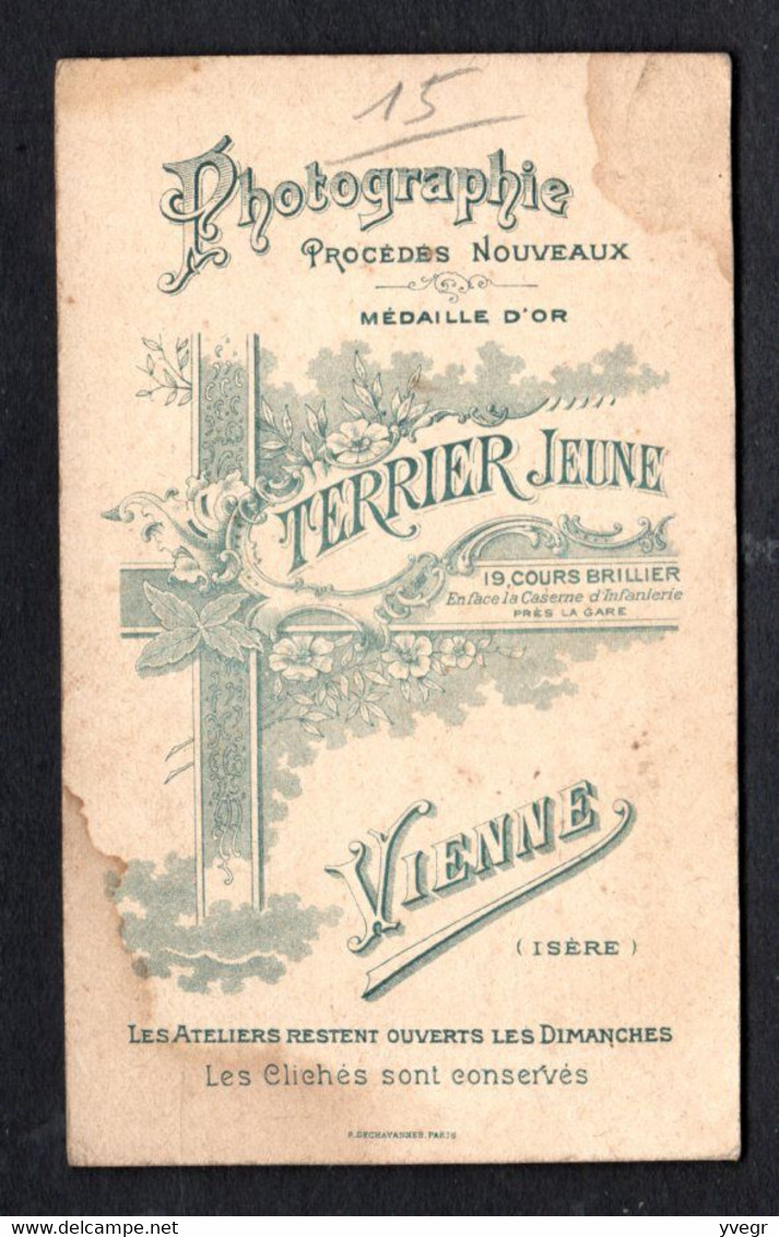 Photo D'une Jeune Femme Avec Un Livre En Main Sur Carton De 6,5 X 10,5 Cm ( Photo TERRIER Jeune 38 Vienne Isère) - Genealogy