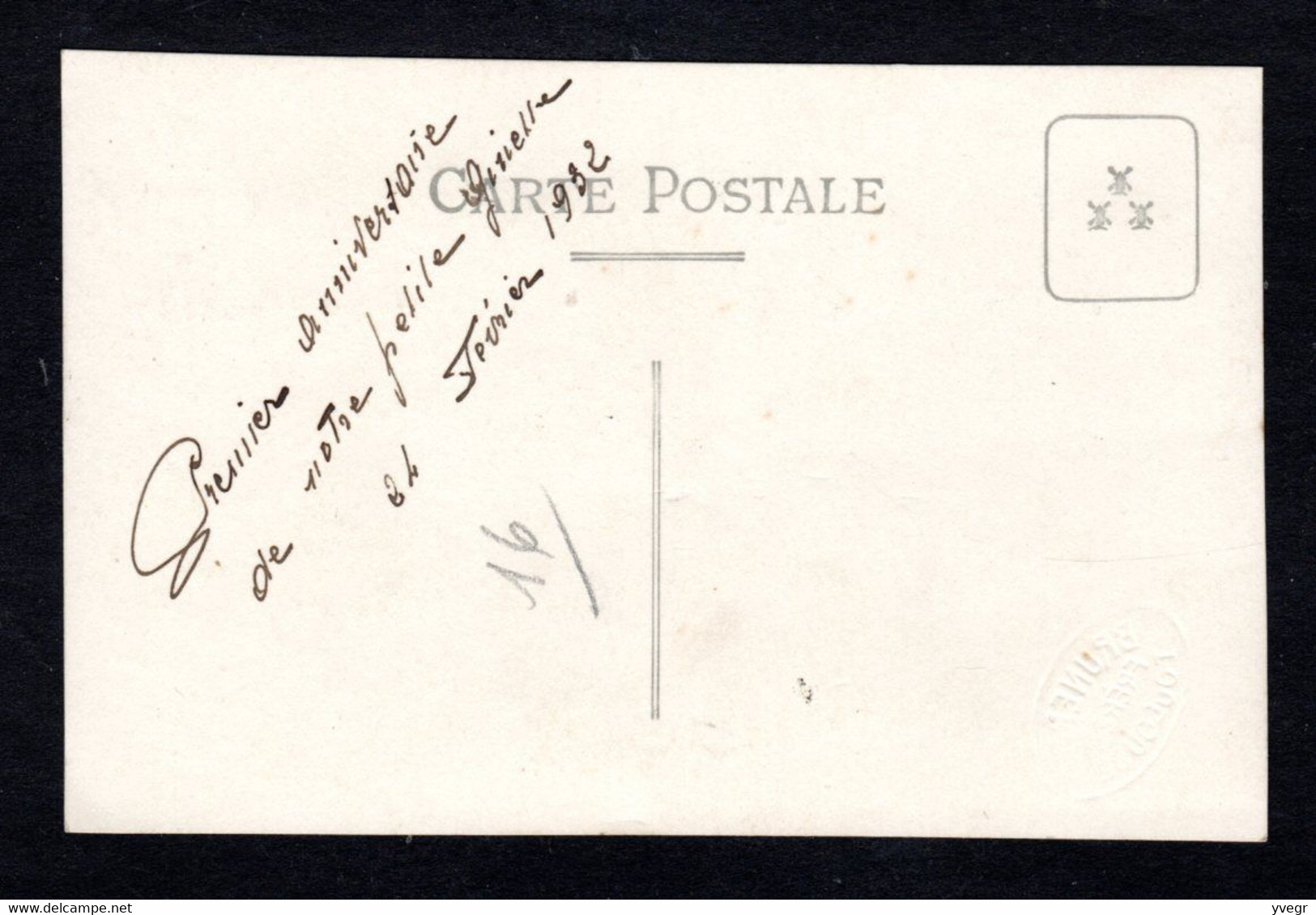 Belle Carte-Photo D'une Belle Fillette D'un An Assise Sur Une Console (24 Février 1932) (photo BRUNER Frère 31 Toulouse) - Genealogy