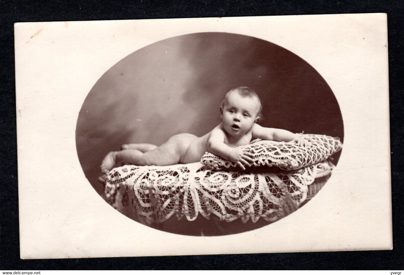 Carte-Photo D'un Bébé à Plat Ventre Sur Un Coussin - Genealogy