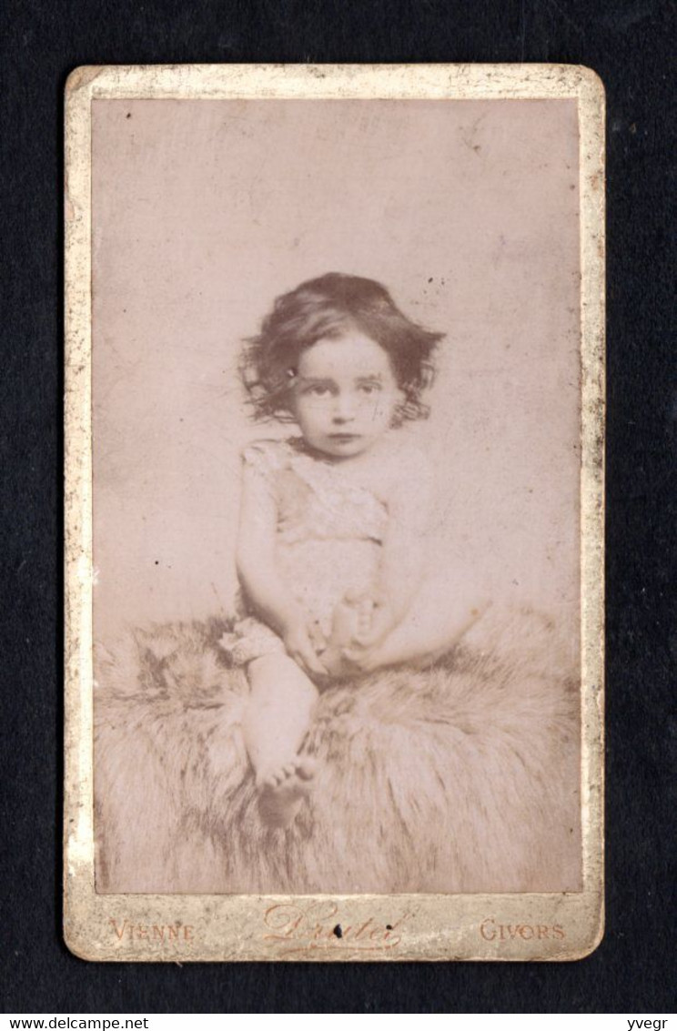 Photo D'une Fillette (Photo Drutel 38 Vienne, Succursale13 Rue Des Servettes Givors ) Sur Carton De 6,5X10,5 Cm - Genealogy