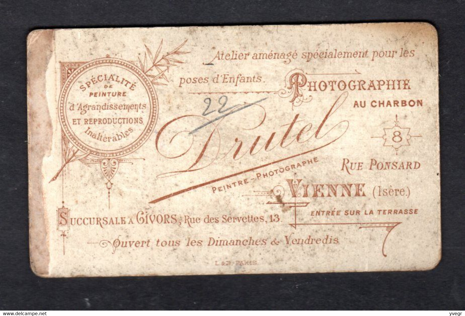Photo D'une Fillette (Photo Drutel 38 Vienne, Succursale13 Rue Des Servettes Givors ) Sur Carton De 6,5X10,5 Cm - Genealogy