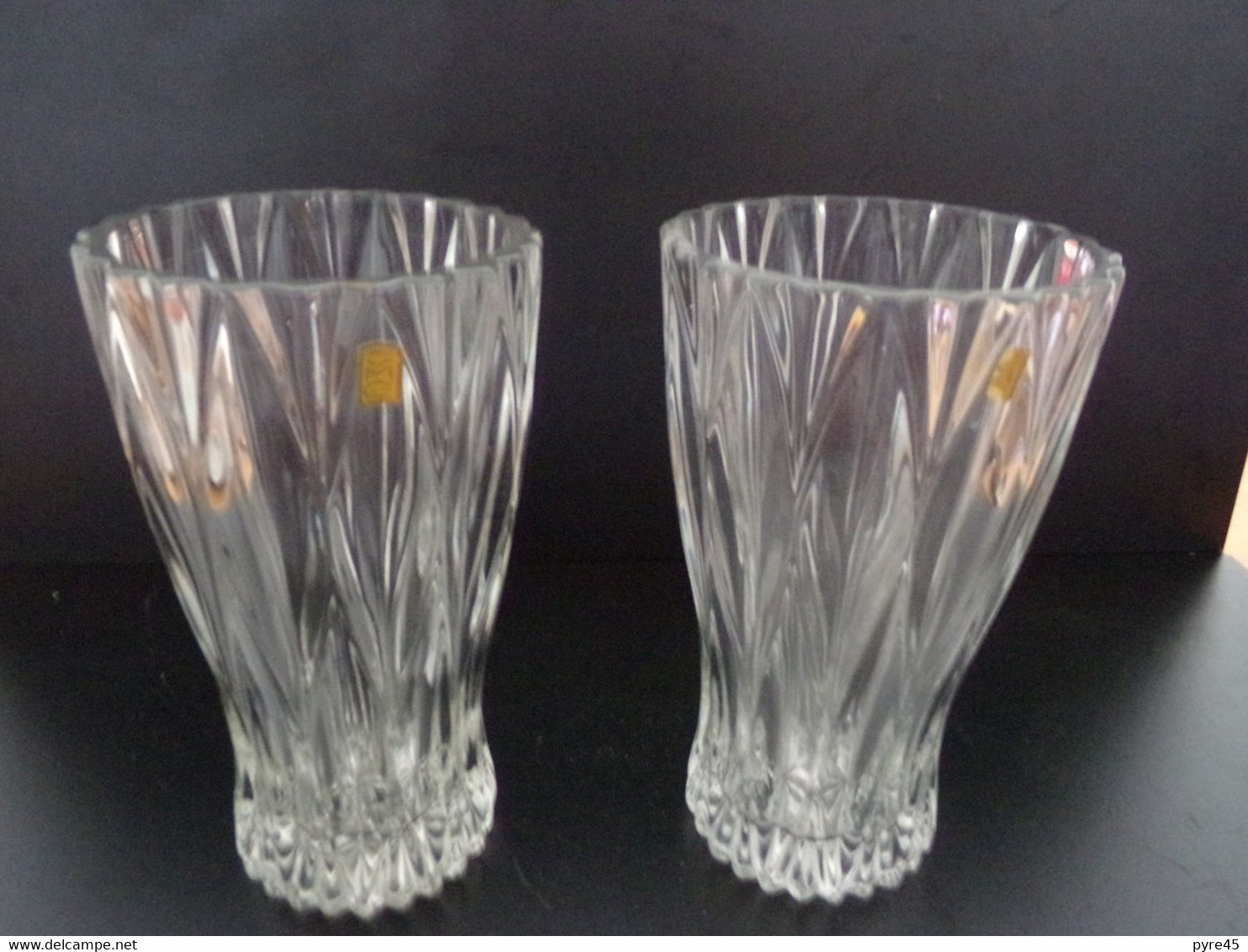 Paire De Vases En Verre " VMC Reims " - Vases