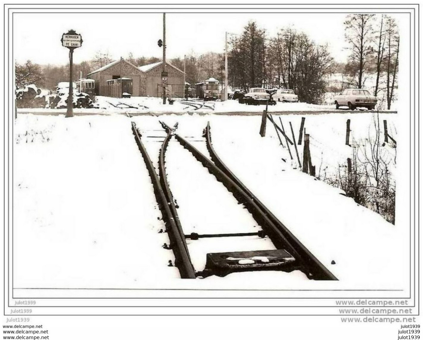 BLIER ..-- TRAM . BUS . AMONINES ..-- Dépôt VICINAL Dans La Neige .  Photo 12 X 9 CM . Voir Verso . - Erezée