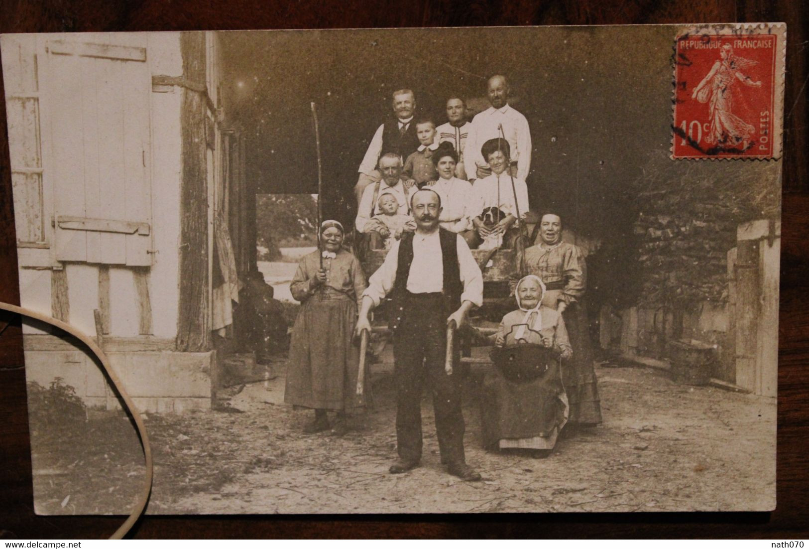 Carte Photo 1910's CPA Ak Groupe Famille Enfants Fermiers Agriculteurs Ferme Animée Adressée Halles Boucherie Paris - Bauernhöfe