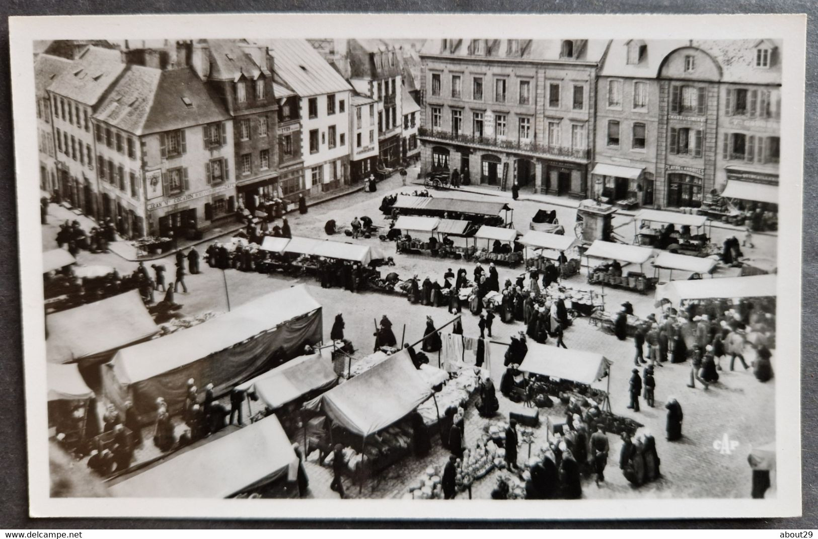 CPA 29 SAINT POL DE LEON - La Grande Place Un Jour De Marché - Edit CAP 84 - Réf M 226 - Saint-Pol-de-Léon