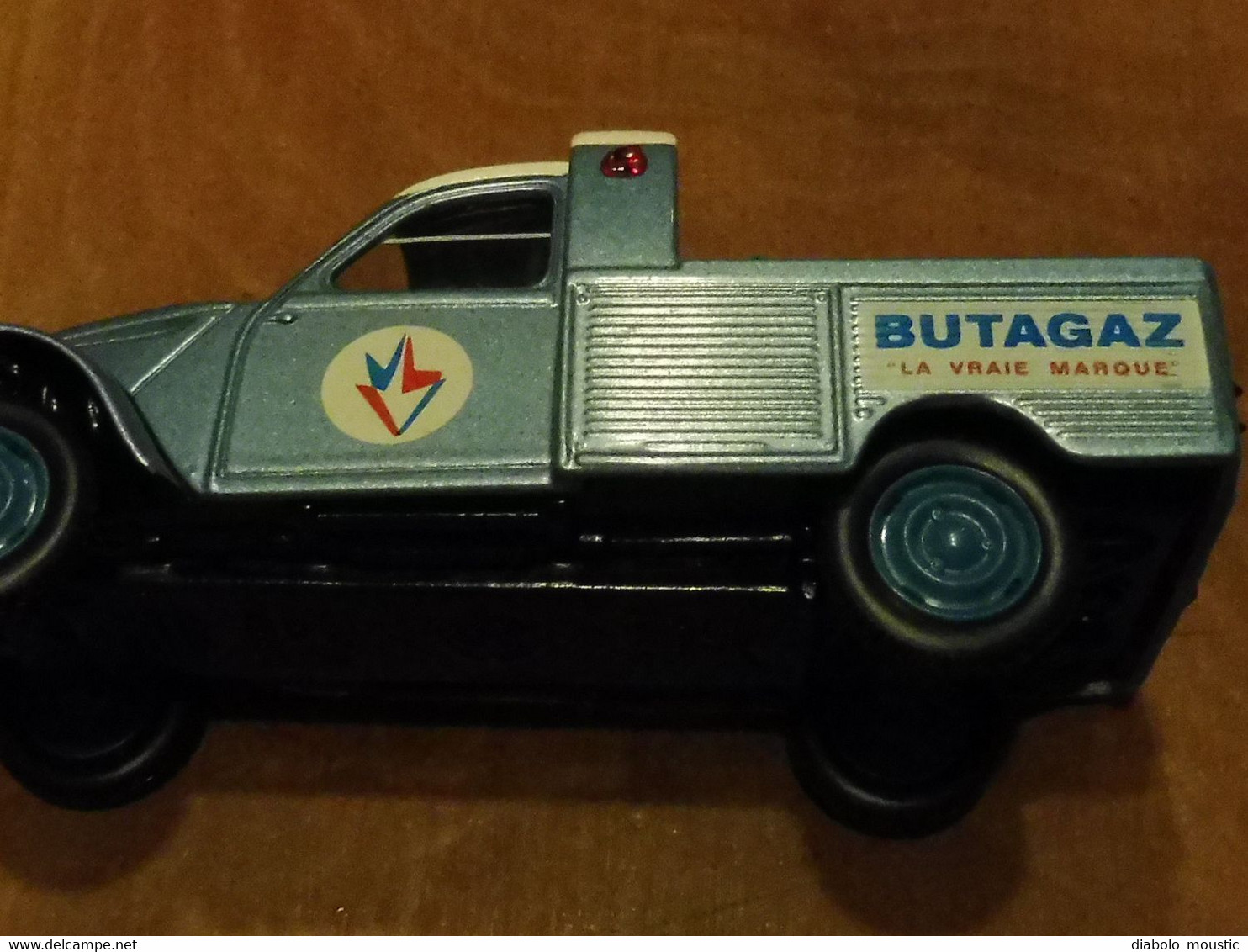 Modèle réduit 1/43e  CITROËN 2CV AZU Pick-Up BUTAGAZ 1964   "NOREV" (état superbe avec son emballage d'origine)