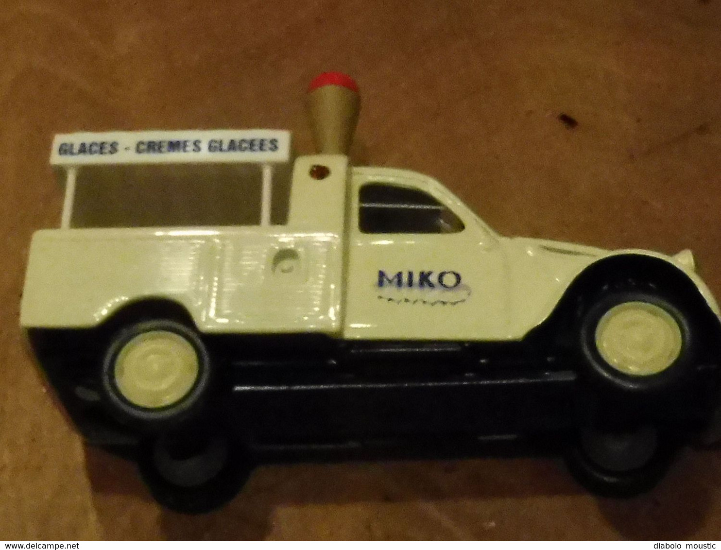 Modèle réduit 1/43e  CITROËN 2CV AZU Pick-Up MIKO crèmes glacées 1963   "NOREV" (état superbe avec emballage d'origine)