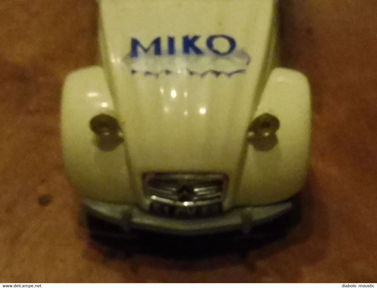 Modèle réduit 1/43e  CITROËN 2CV AZU Pick-Up MIKO crèmes glacées 1963   "NOREV" (état superbe avec emballage d'origine)