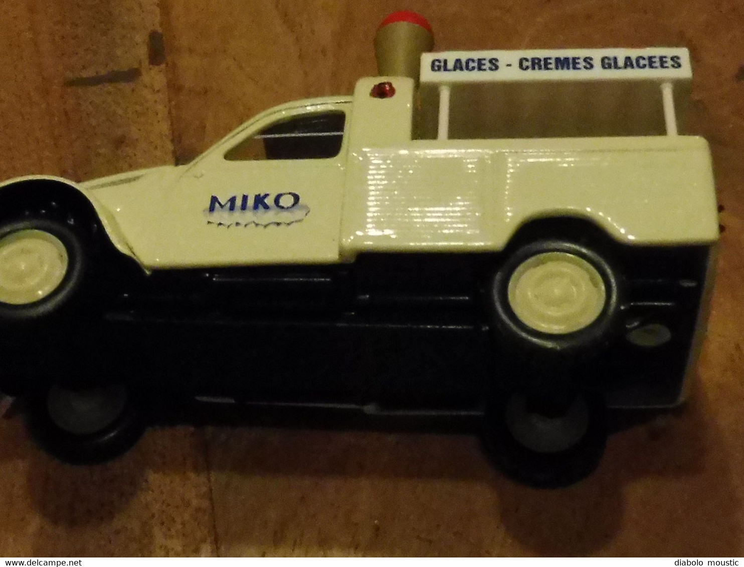 Modèle réduit 1/43e  CITROËN 2CV AZU Pick-Up MIKO crèmes glacées 1963   "NOREV" (état superbe avec emballage d'origine)