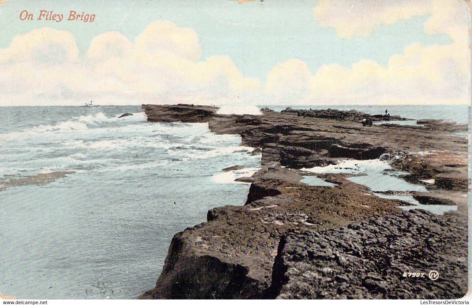 CPA Royaume Uni - Angleterre - Yorkshire - On Filey Brigg - Valetine's Series - Colorisée - Mer - Vague - Horizon - Otros & Sin Clasificación