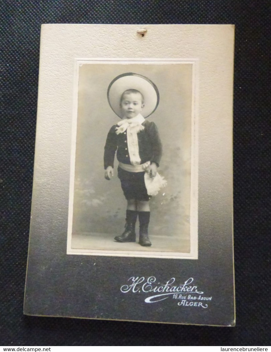 PHOTO SUR CARTON  PETIT ALGERIEN EN COSTUME - Anonyme Personen