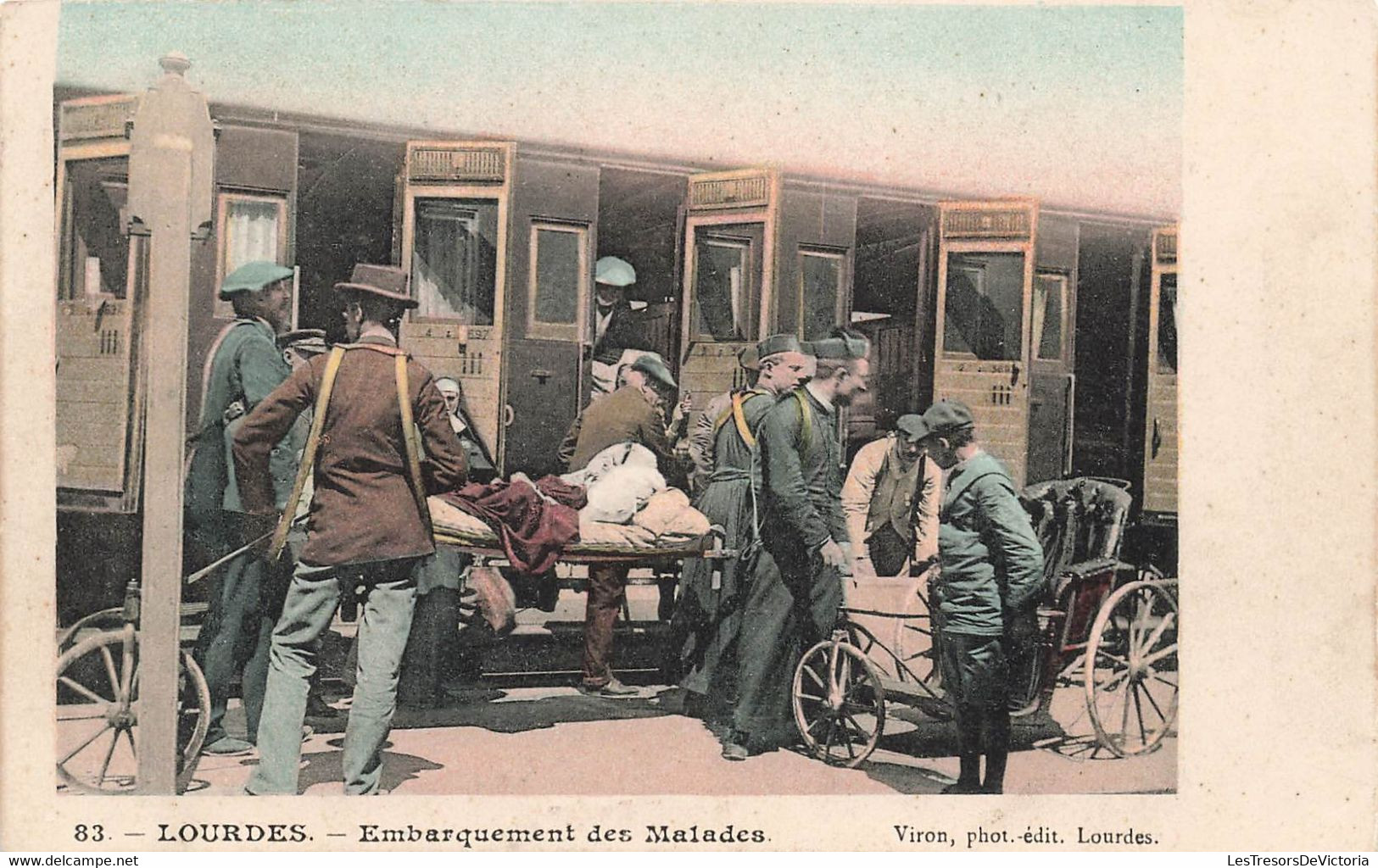 CPA Lourdes Embarquement Des Malades - Carte Colorisée - Viron  - Chaise Roulante - Pub Bazar Catholique - Gesundheit