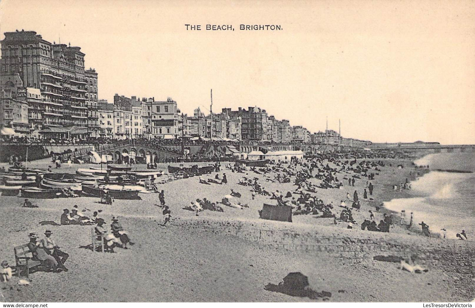 CPA Royaume Uni - Angleterre - Sussex - Brighton - The Beach - Plage - Barque - Animée - Bancs - Mer - Brighton