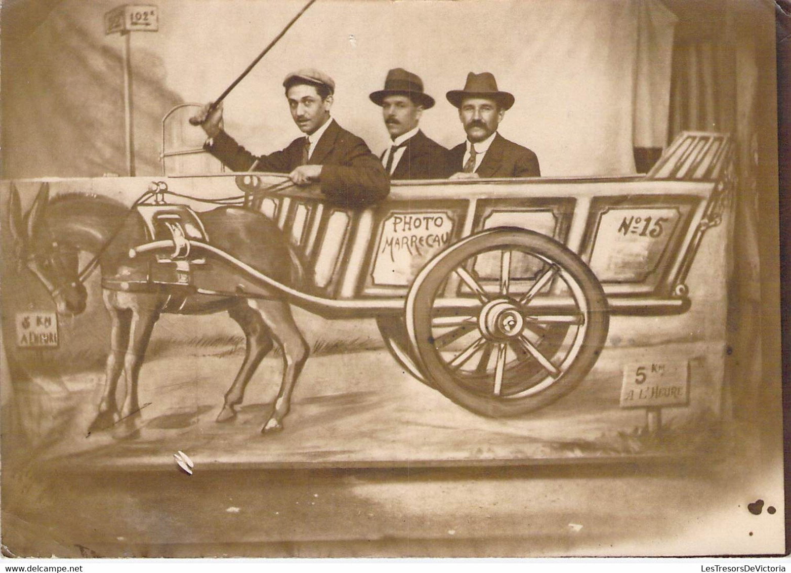 CPA Thèmes - Photographie - Trois Hommes Dans Une Illustration D'un Attelage Tirée Par Un âne - Photo Marreceau - Fotografia