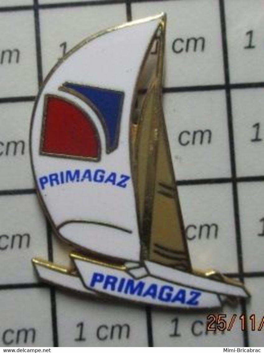 510A Pin's Pins / Beau Et Rare / SPORTS / VOILE TRIMARAN PRIMAGAZ Par BADGES IMPACT - Voile