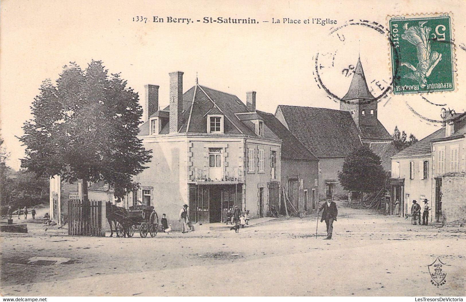 CPA - FRANCE - 18 - Saint SATURNIN - La Place Et L'église - Animée - Saint-Saturnin