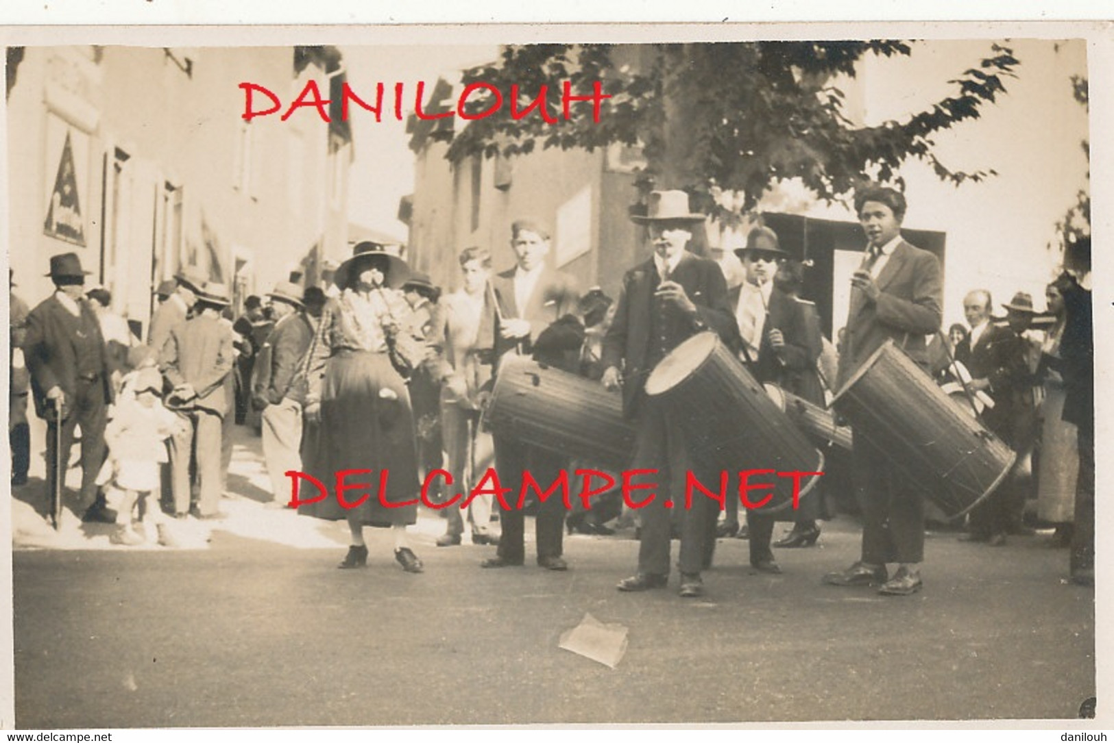 84 // PIOLENC    Carte Photo   INAUGURATION BUSTE ABBE BERNARD   / FIFRES ET TAMBOURINS - Piolenc