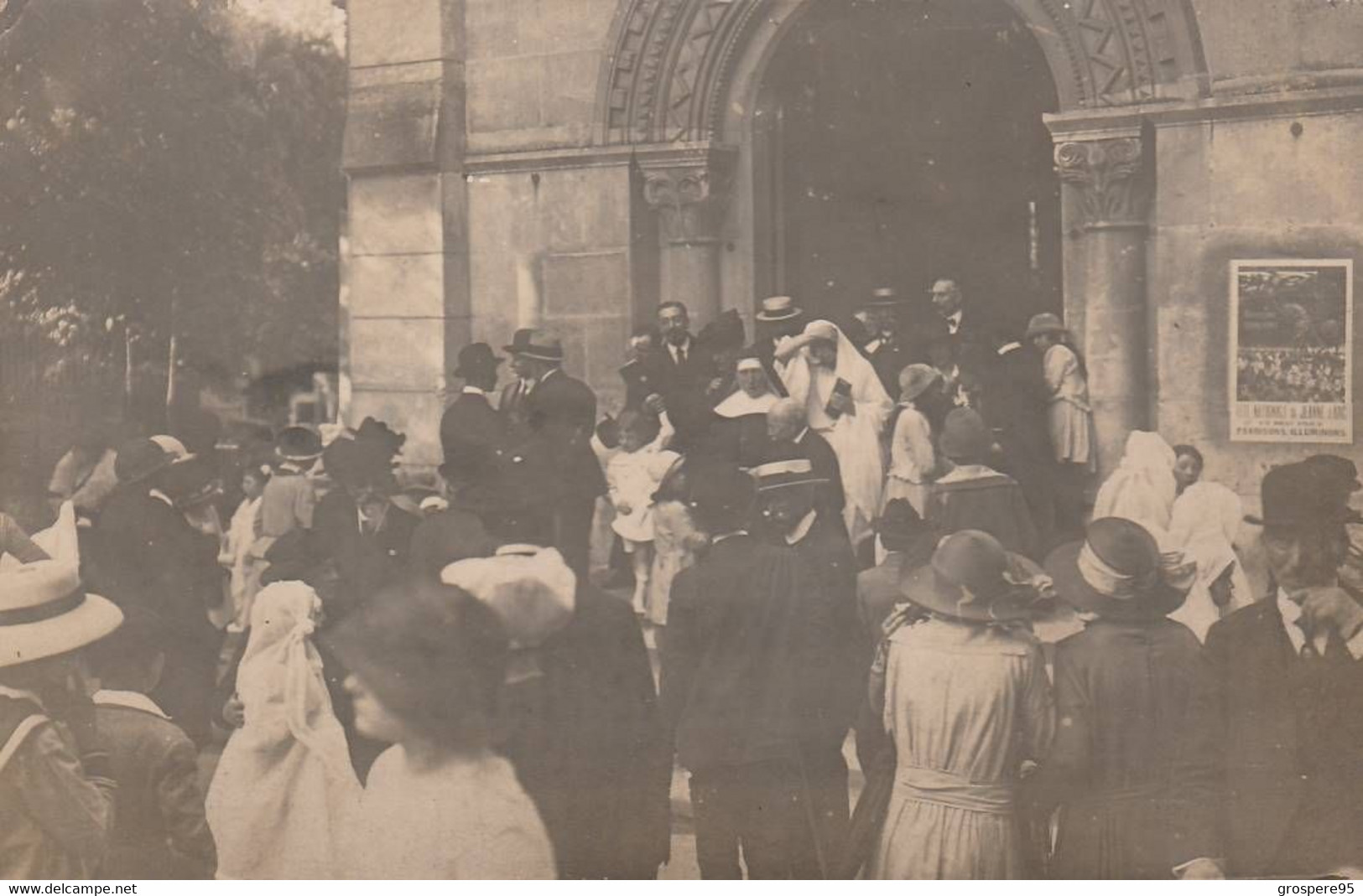 CARTE PHOTO ENVIRONS OU ROUEN ? A IDENTIFIER SORTIE D'EGLISE AFFICHE (fete Nationale De Jeanne D'arc 13 Mai 1923 Rouen) - To Identify