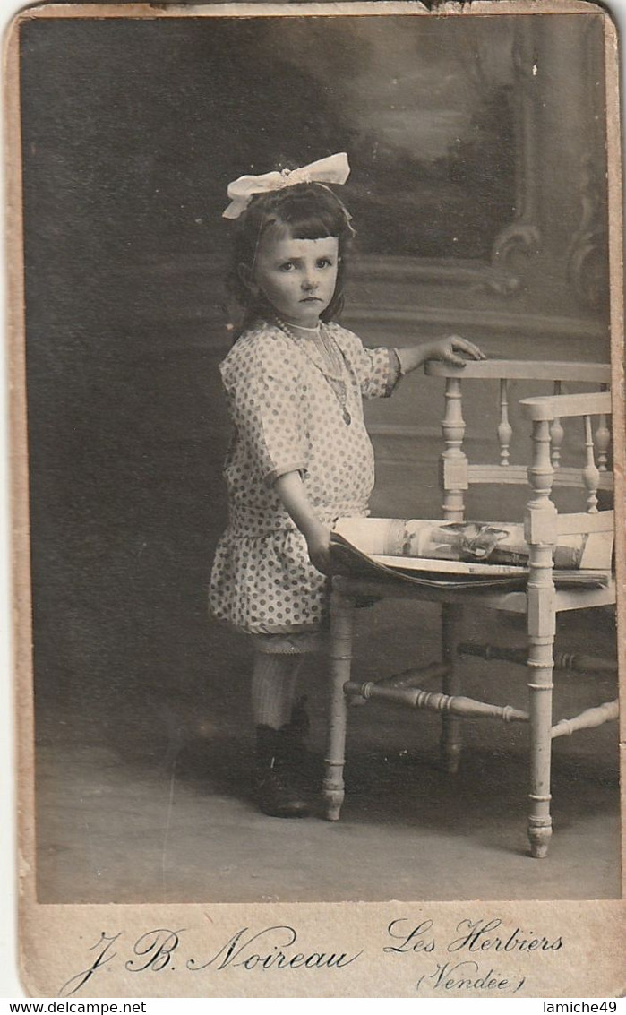 CDV De J.B NOIREAU Photographe  Les HERBIERS Petite Fille Avec Un Nœud Dans Les Cheveux - Les Herbiers