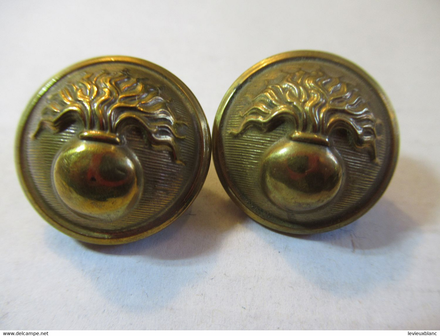 2 Boutons Anciens D'uniforme/Militaria/ Grenade éclatant/ LaitonSBC/SBC Grenoble/ 21/ Début XXéme                BOUT146 - Buttons