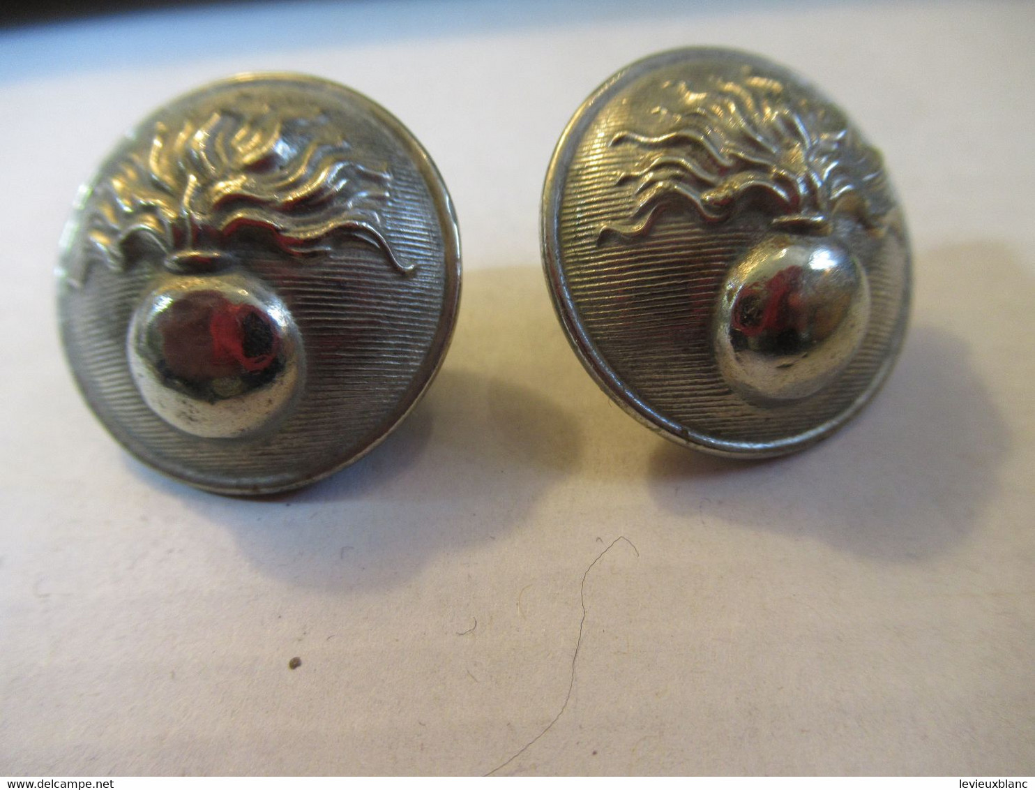 2 Boutons Anciens D'uniforme/Militaria/Grenade éclatant/Laiton Argenté/La Belle Jardinière Paris/ Début XXème   BOUT147 - Boutons