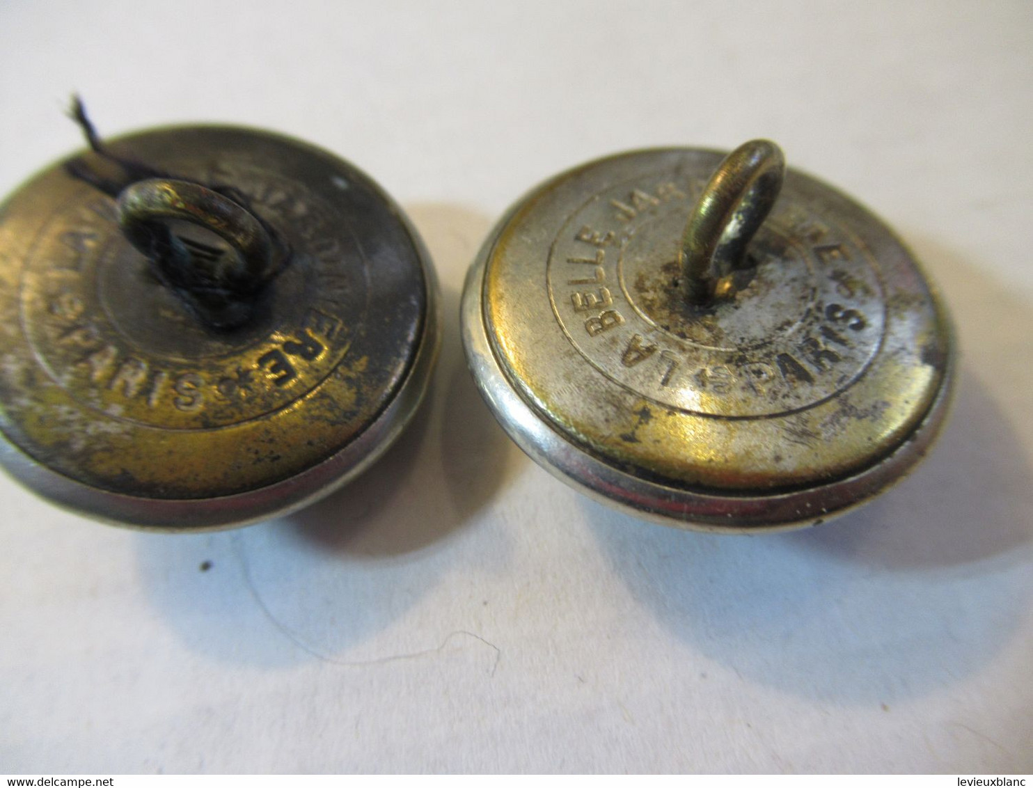 2 Boutons Anciens D'uniforme/Militaria/Grenade éclatant/Laiton Argenté/La Belle Jardinière Paris/ Début XXème   BOUT147 - Knopen