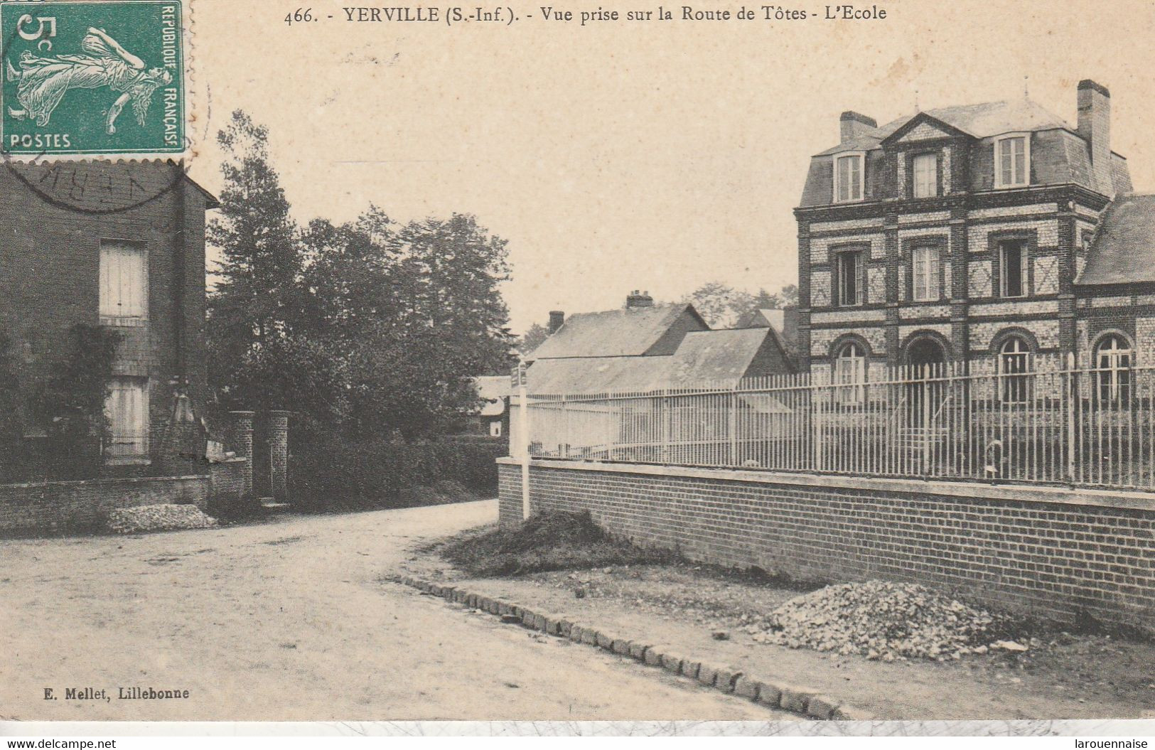 76 - YERVILLE - Vue Prise Sur La Route De Tôtes - L' Eglise - Yerville