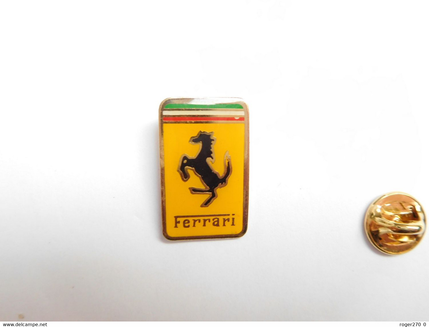 Beau Pin's , Logo Auto Ferrari , époxy , Dimensions : 16x25 Mm - Ferrari