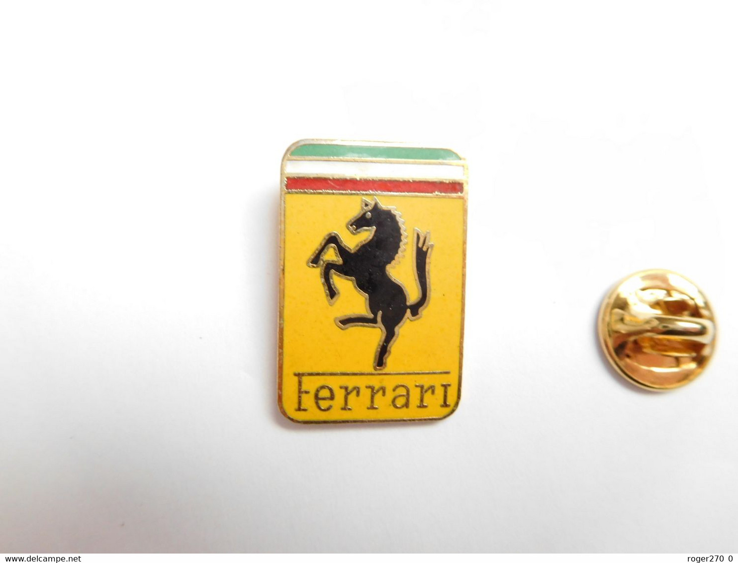 Beau Pin's , Logo Auto Ferrari , En EGF , Dimensions : 17x26 Mm - Ferrari