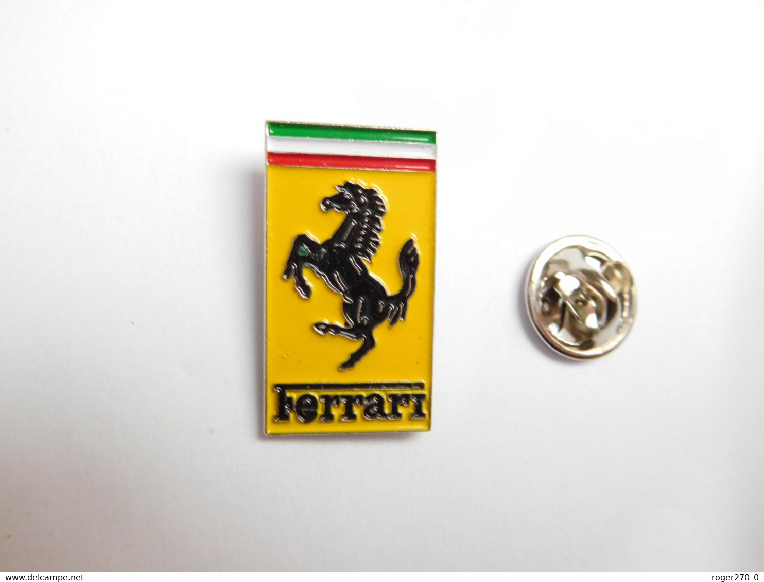 Beau Pin's , Logo Auto Ferrari , En Relief  ,  Dimensions : 14x25 Mm , Scuderia Ferrari , Verso Quadrillé - Ferrari