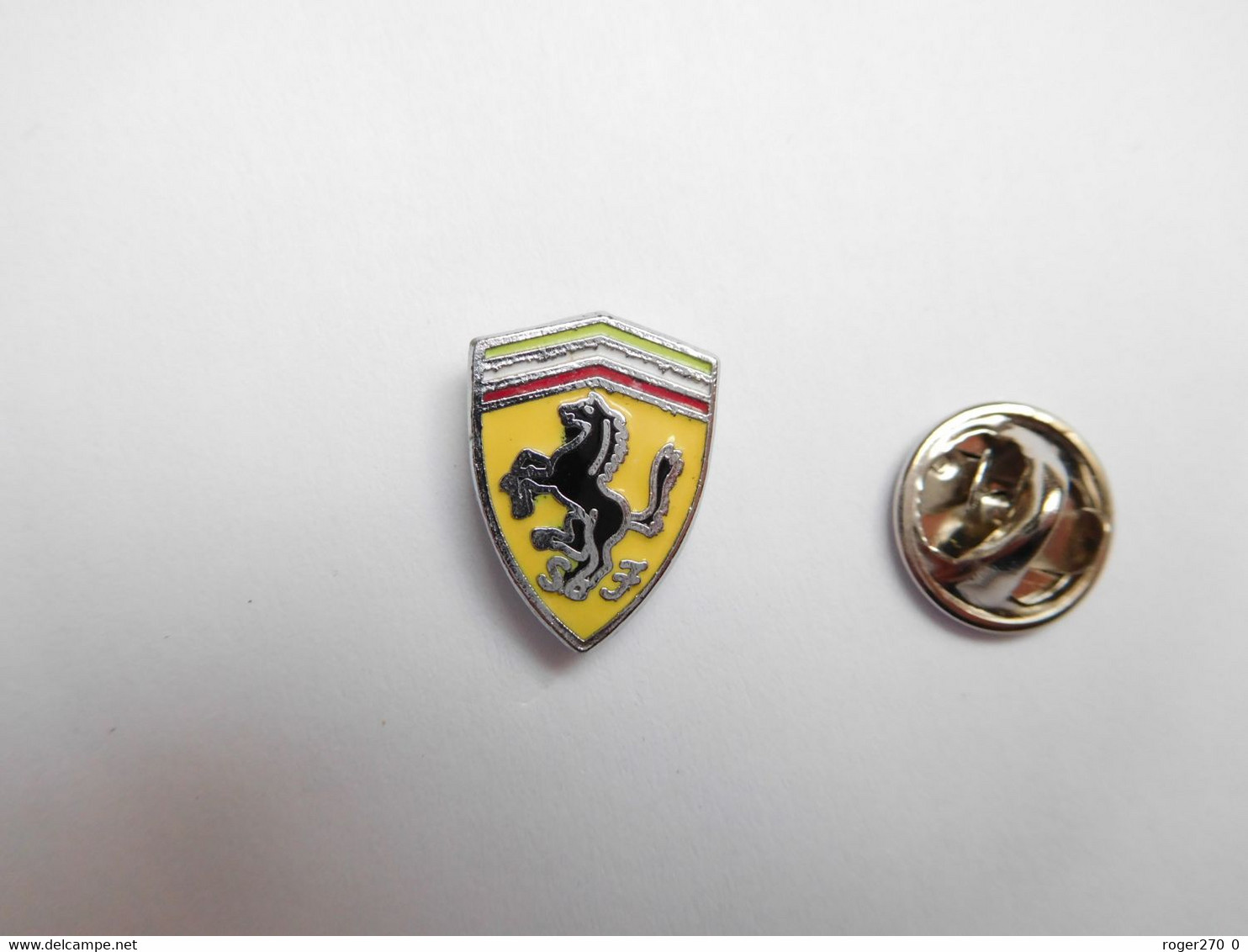 Superbe Pin's , Logo Auto Ferrari , En EGF ,  Dimensions : 12x16 Mm , Scuderia Ferrari  , Verso Lisse - Ferrari