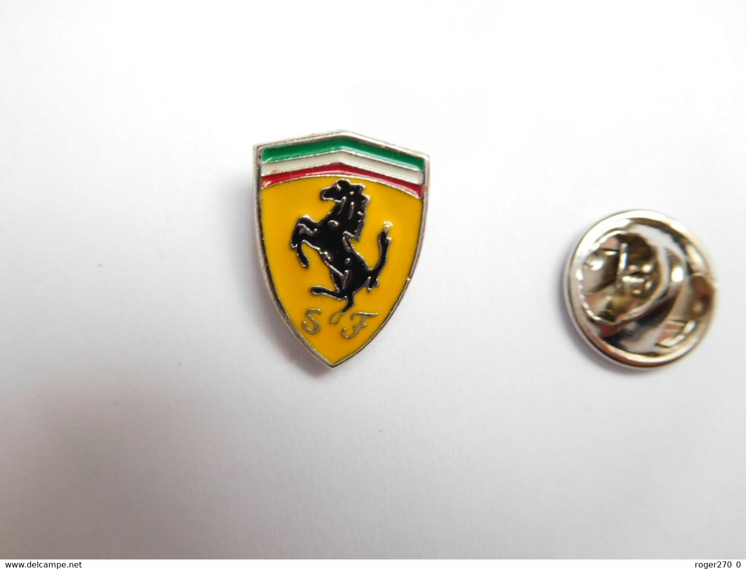 Superbe Pin's , Logo Auto Ferrari , En Relief ,  Dimensions : 12x16 Mm , Scuderia Ferrari  , Verso Lisse - Ferrari