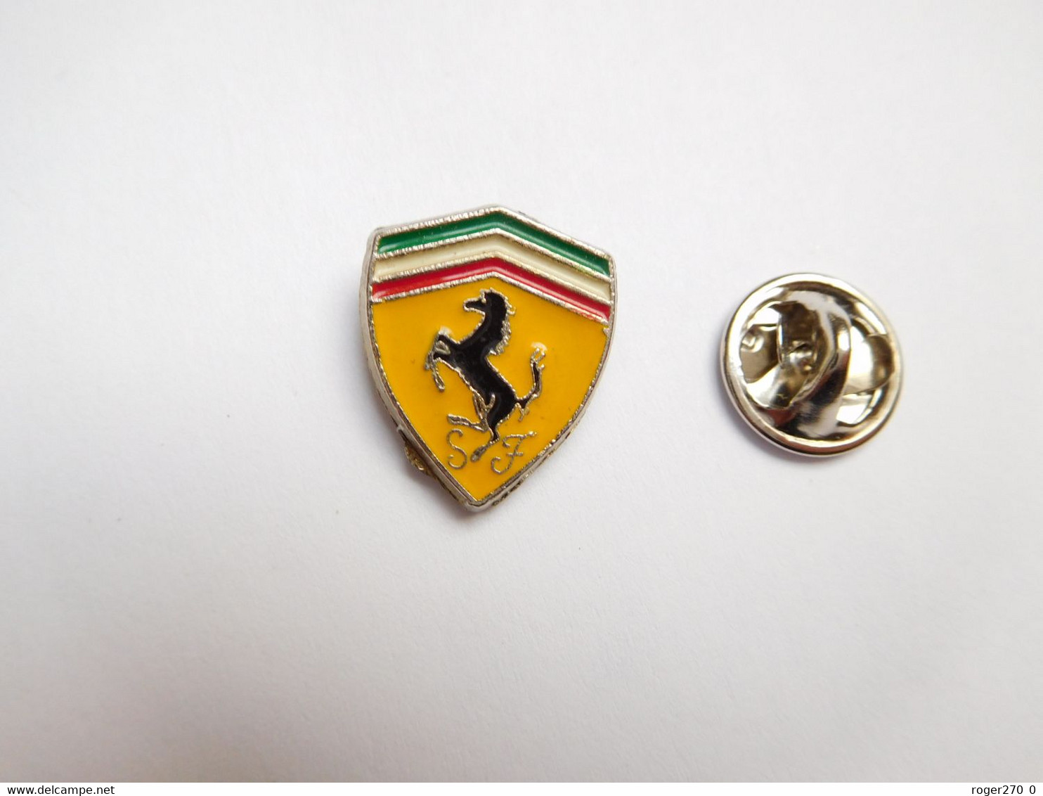 Superbe Pin's , Logo Auto Ferrari , En Relief ,  Dimensions : 15x18 Mm , Scuderia Ferrari  , Verso Quadrillé - Ferrari