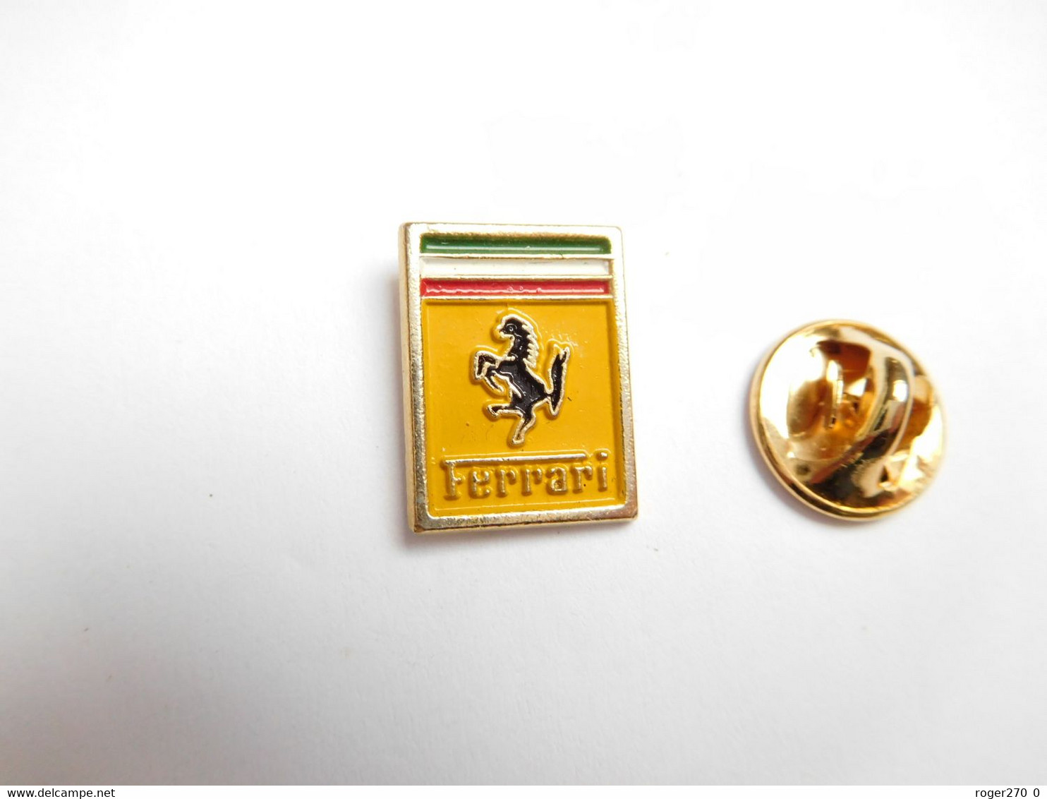 Superbe Pin's , Logo Auto Ferrari , En Relief ,  Dimensions : 12,5x16,5 Mm , Scuderia Ferrari  , Verso Lisse - Ferrari