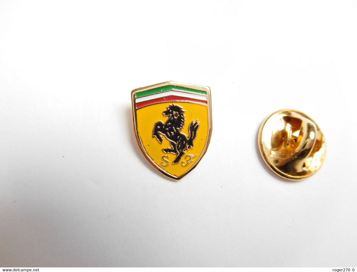 Superbe Pin's , Logo Auto Ferrari , En Tôle Peinte ,  Dimensions : 12x15 Mm , Scuderia Ferrari  , Verso Lisse - Ferrari