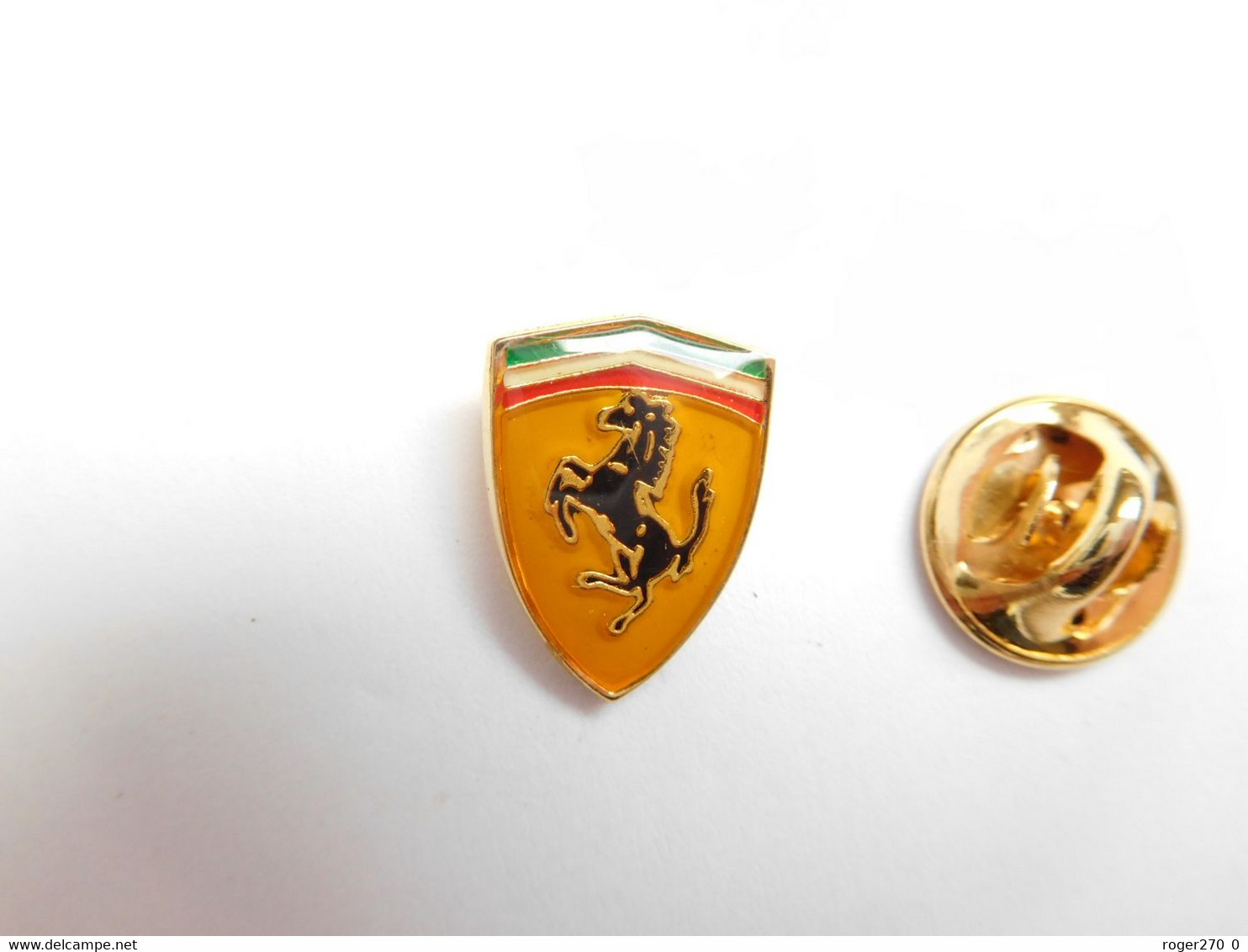 Superbe Pin's , Logo Auto Ferrari , époxy ,  Dimensions : 12x16 Mm , Scuderia Ferrari  , Verso Lisse - Ferrari