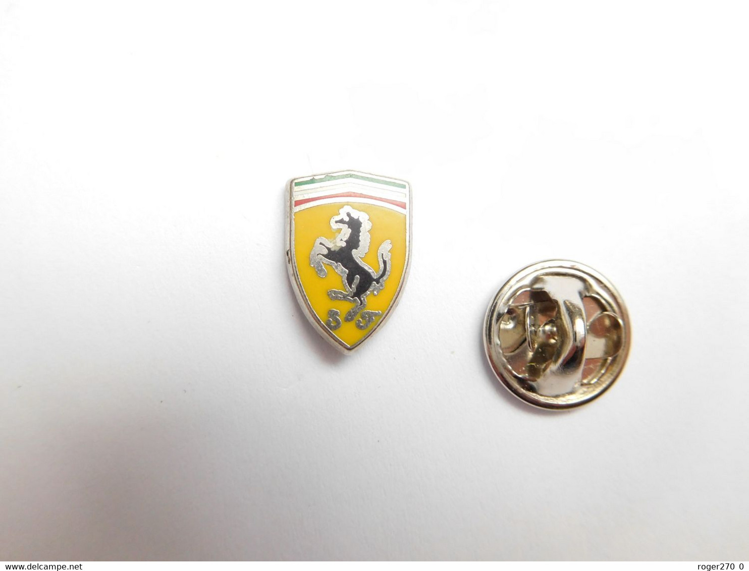 Beau Mini Pin's , Logo Auto Ferrari , En Zamac ,  Dimensions : 10x14 Mm , Scuderia Ferrari  , Verso Quadrillé - Ferrari