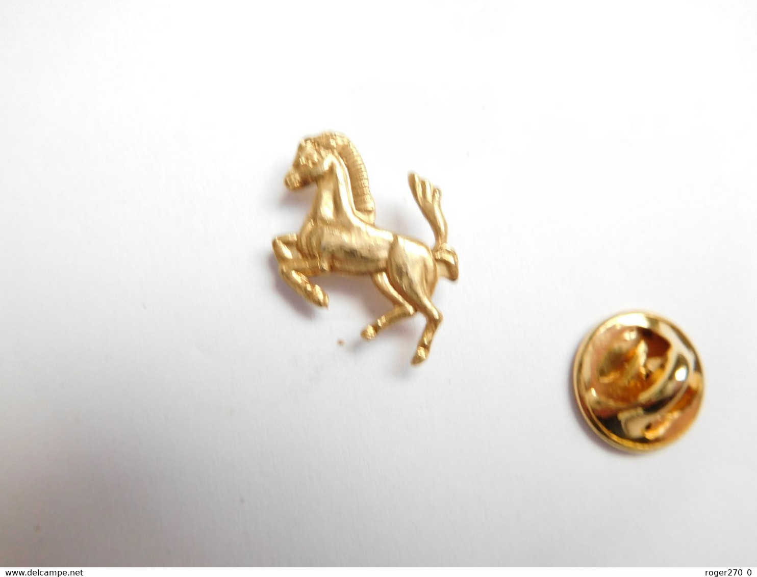 Beau Pin's , Logo Auto Ferrari , Cheval Cabré En Relief , Dimensions : 14x16 Mm , Scuderia Ferrari  , Doré - Ferrari