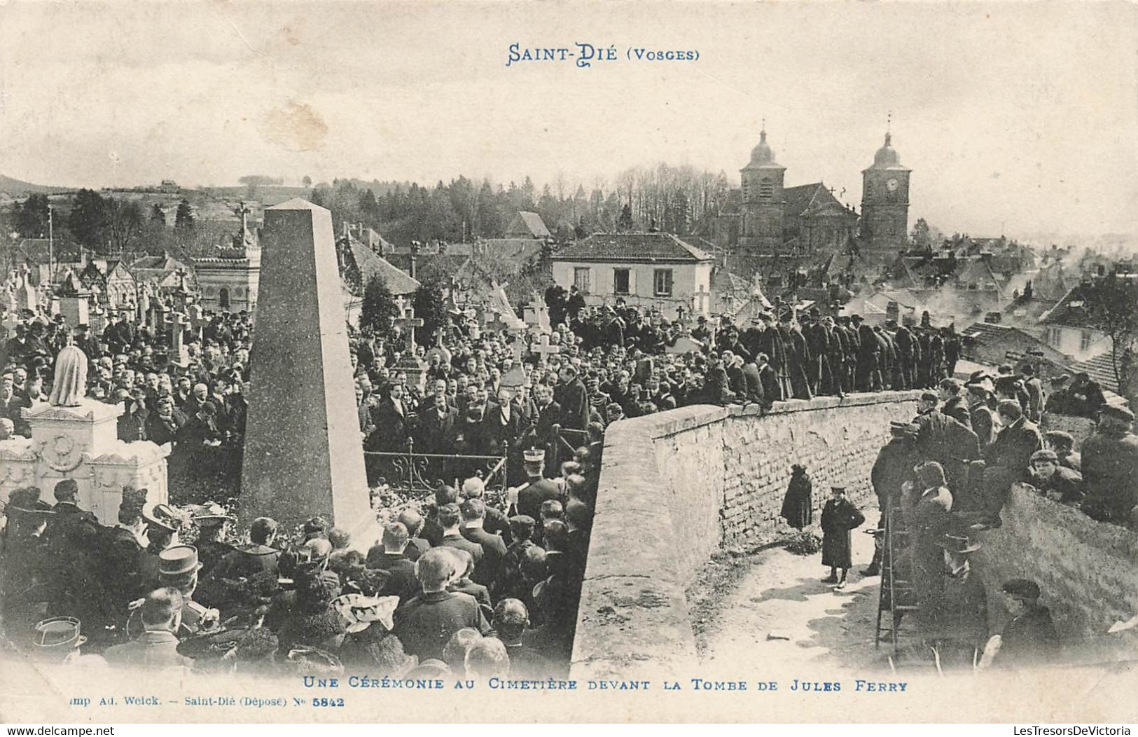 CPA Saint Dié - Une Ceremonie Au Cimetiere Devant La Tombe De Jules Ferry - Tres Animé - Saint Die