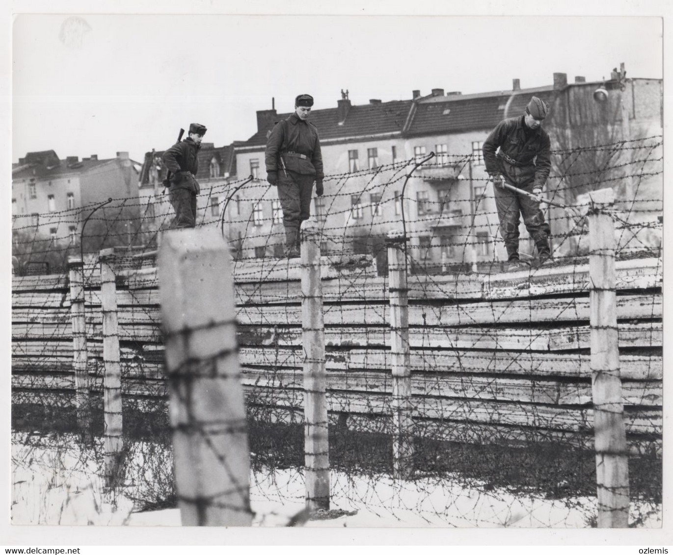 EAST BERLIN ,EXTENSION OF THE WALL IN THE NORTH OF BERLIN NEAR WILHELMERUH STATION PRESS PHOTO - Muro Di Berlino