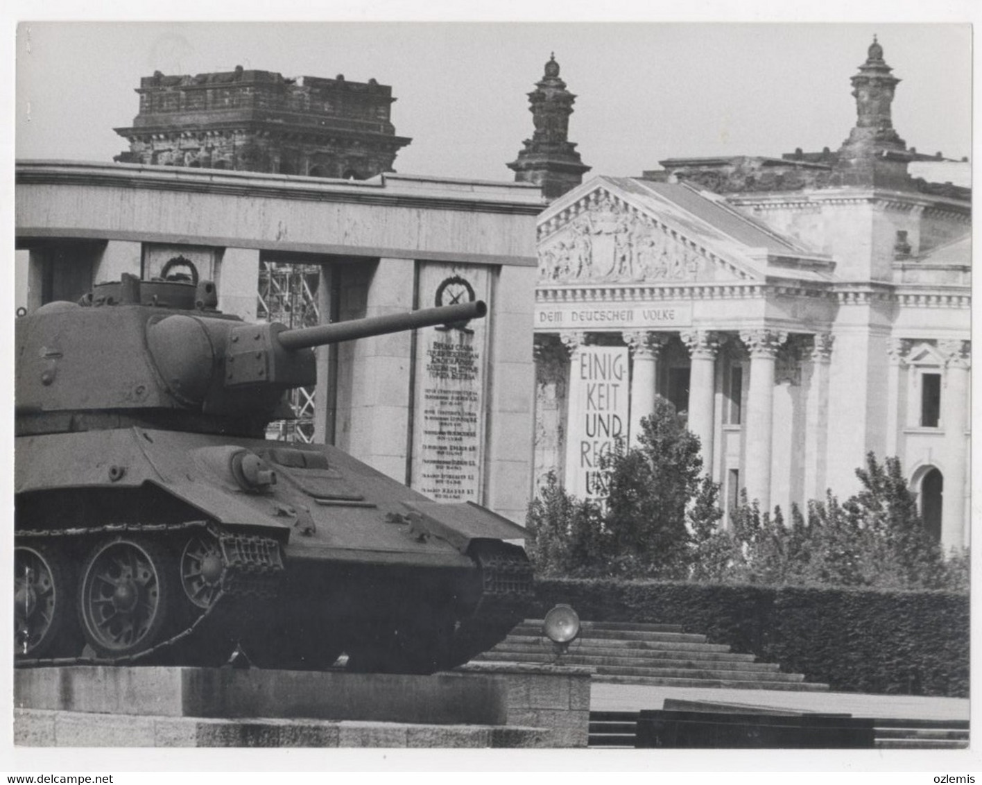 BERLIN WEST MEMORIAL BUILT BYE THE SOVIETS IN HONOUR OF THE CONGUER OF BERLIN 1945 PRESS PHOTO - Muro Di Berlino