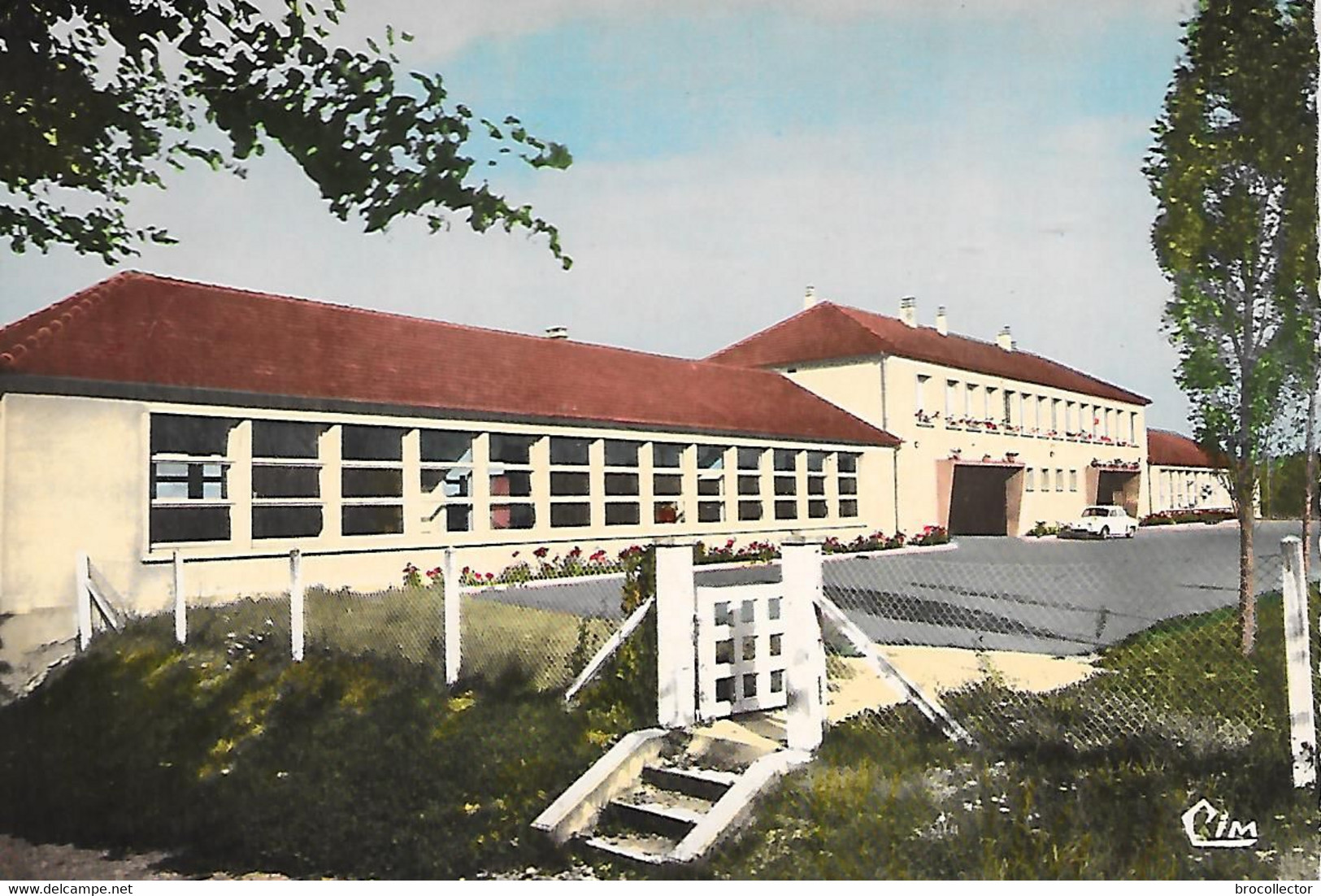 MOULIN La MARCHE  ( 61 ) - Les Groupes Scolaires  ( C.P.S.M. , Gd - Ft ) - Moulins La Marche