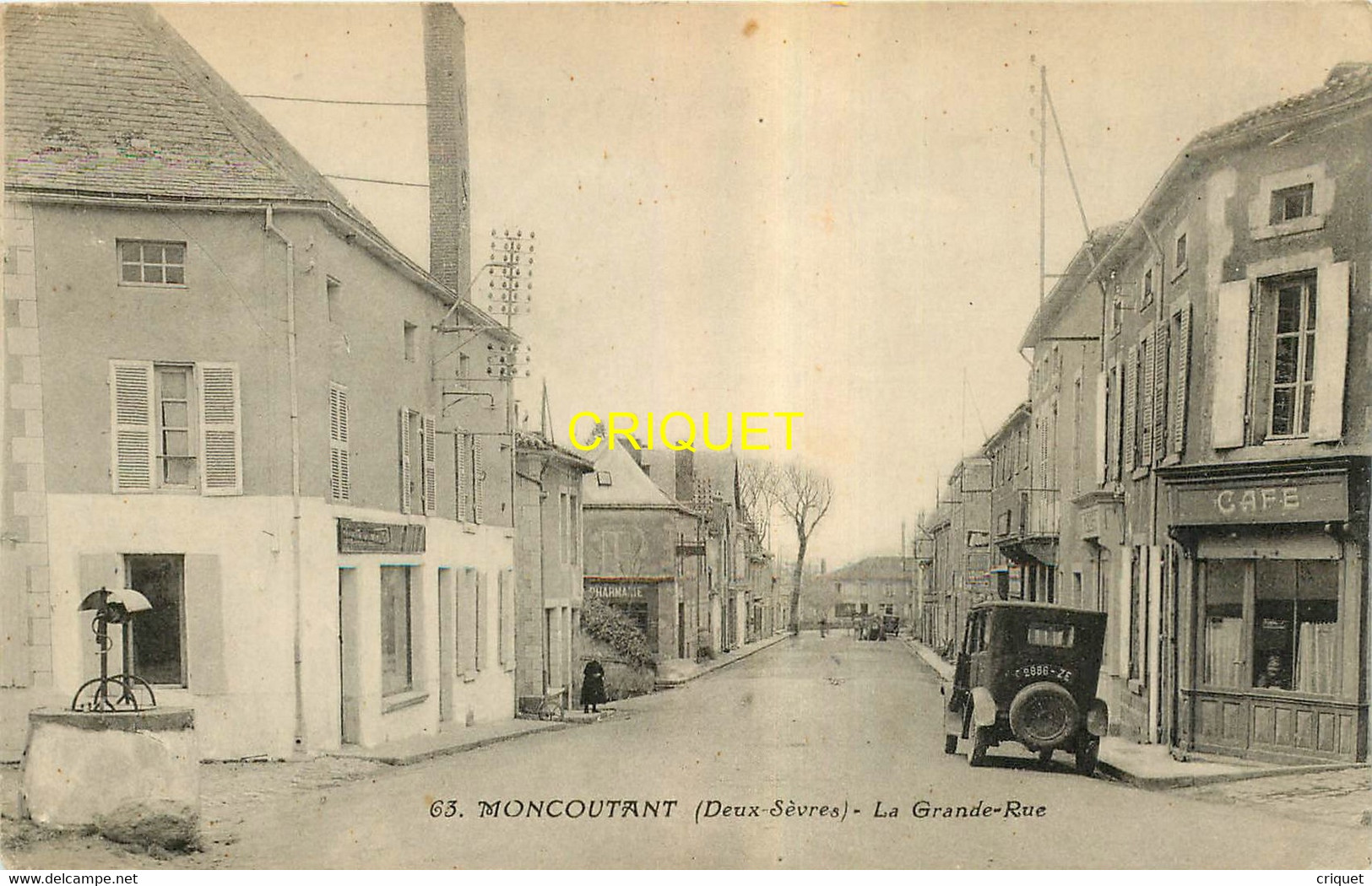 79 Moncoutant, La Grande Rue, Beau Tacot Devant Le Café, Visuel Pas Courant - Moncoutant