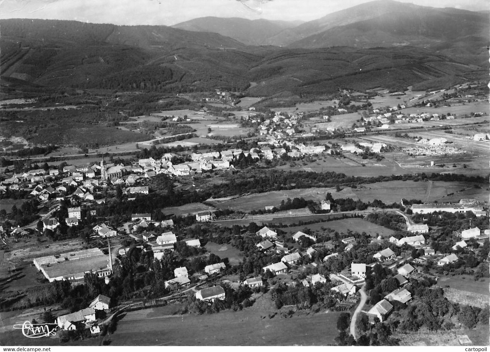 70 - CHAMPAGNEY - Un Beau Panorama Aérien - Le Centre - Sous Les Chênes Et Le Mont - Champagney