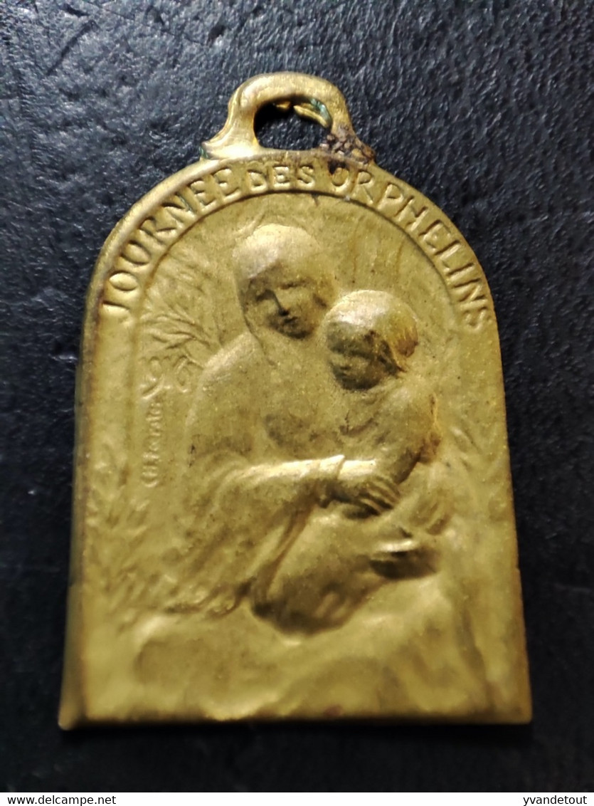 Médaille. Insigne. Journée Des Orphelins 14/18 - France