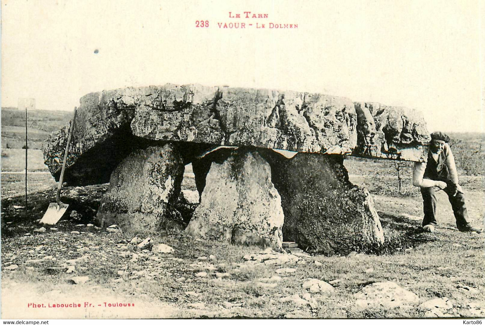 Vaour * Vue Sur Le Dolmen * Pierre Monolithe Menhir - Vaour