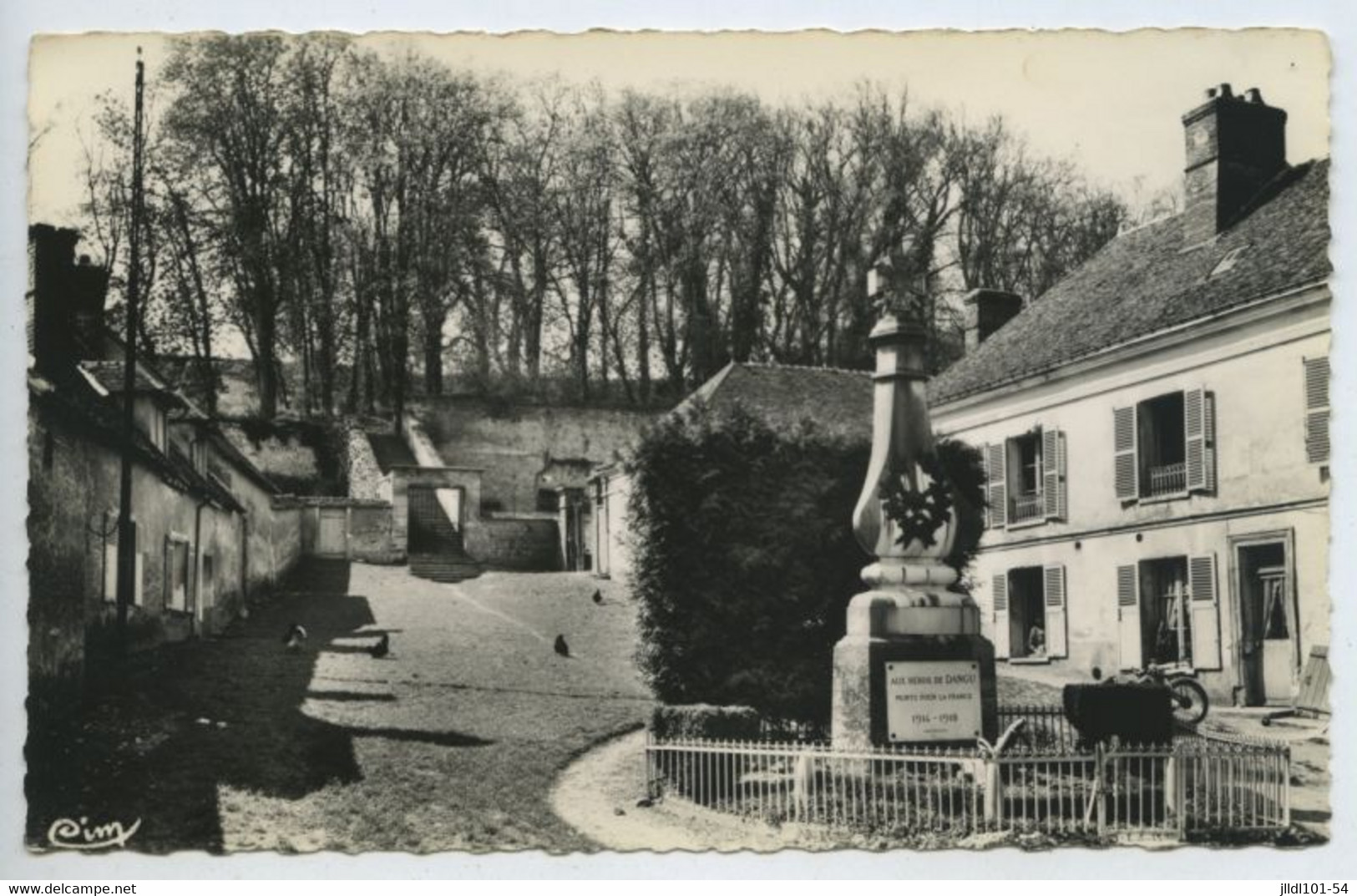 Cpsm Dangu - La Place Et Le Monument - Dangu