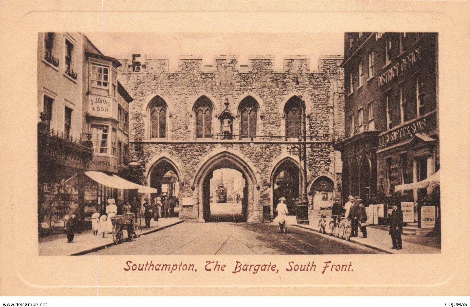 ANGLETERRE - S01468 - Southampton - The Bargate - South Front - Commerces - Vélos - J. John & Son - Tramway - L1 - Southampton