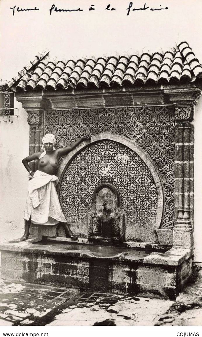 ALGERIE - S02271 - Catre Photo - Scènes & Types - Jeune Femme à La Fontaine - Seins Nus - L1 - Femmes